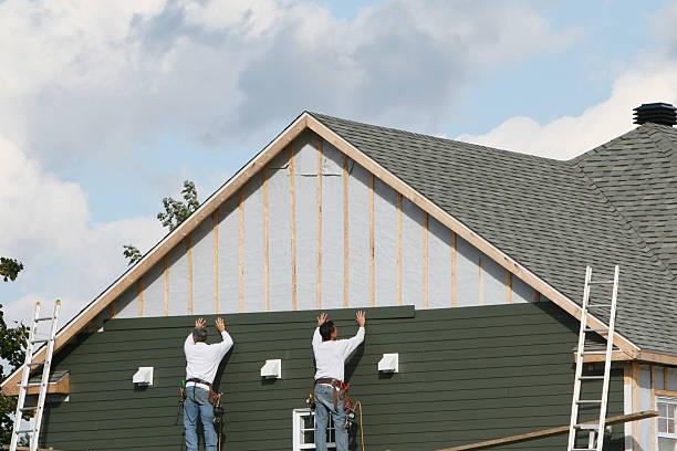 Professional Siding Installation technician working in Aldie, VA